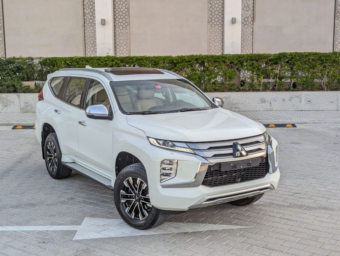 ميتسوبيشي مونتيرو سبورت Mitsubishi Montero sport 2022 LHD white colour
