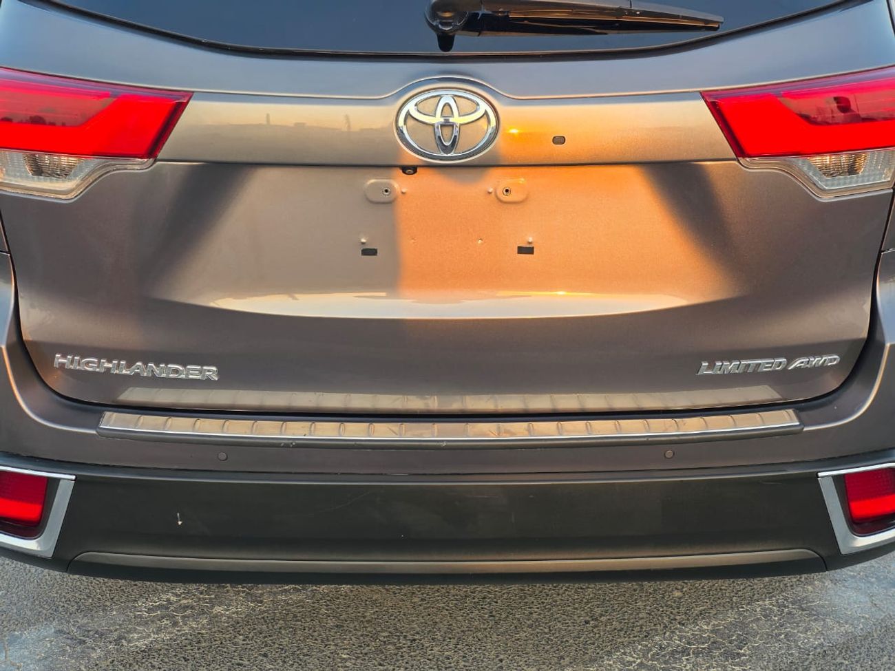 Toyota Highlander 2019 Model Limited Edition Sunroof , AWD, Push button and original leather