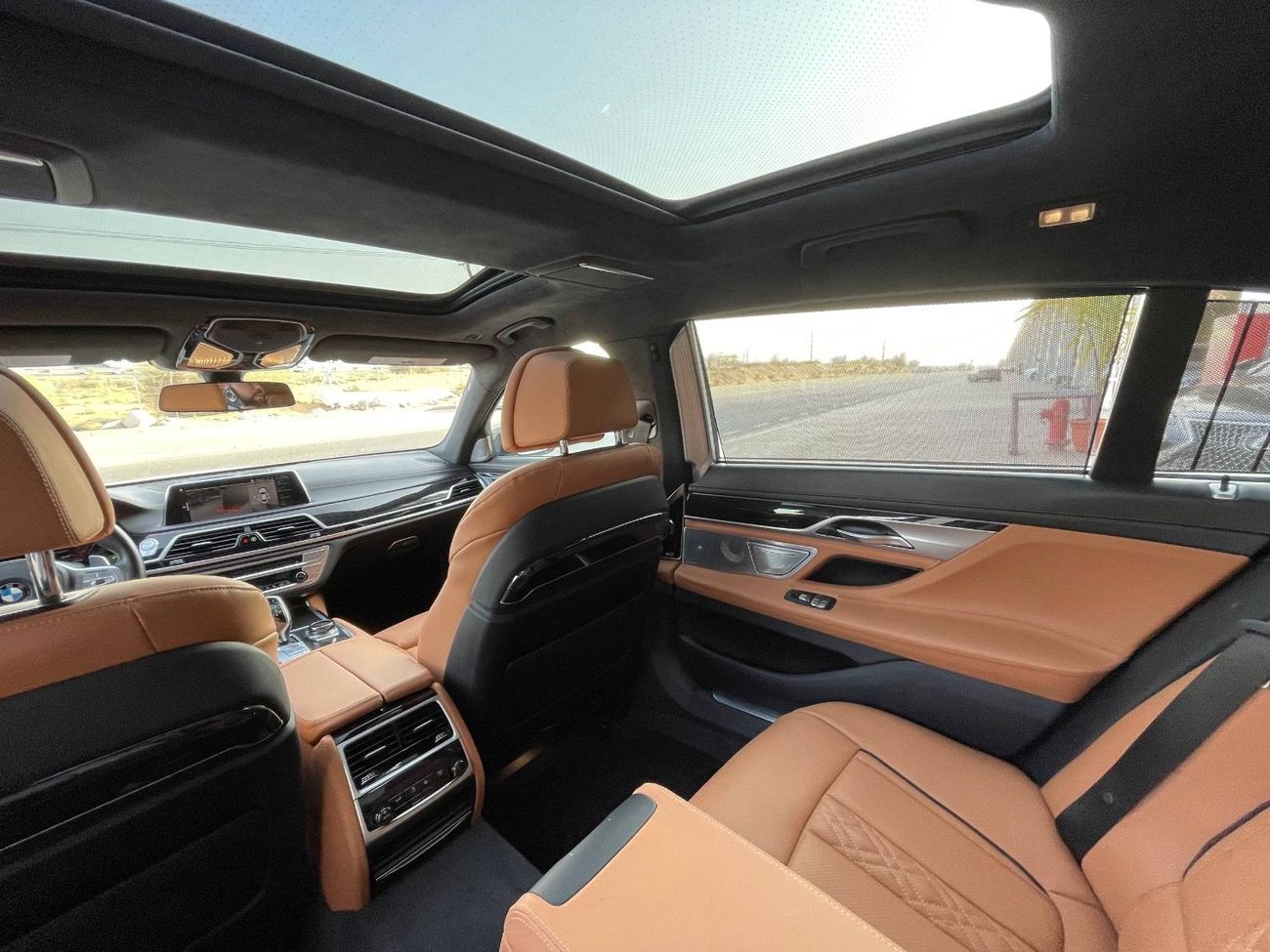 BMW 750i M PACKAGE / V8 TT 4.4L / PANORAMIC SUNROOF / 360 CAMERA / BIG SEATS / 20” RIMS / LOW MILEAGE