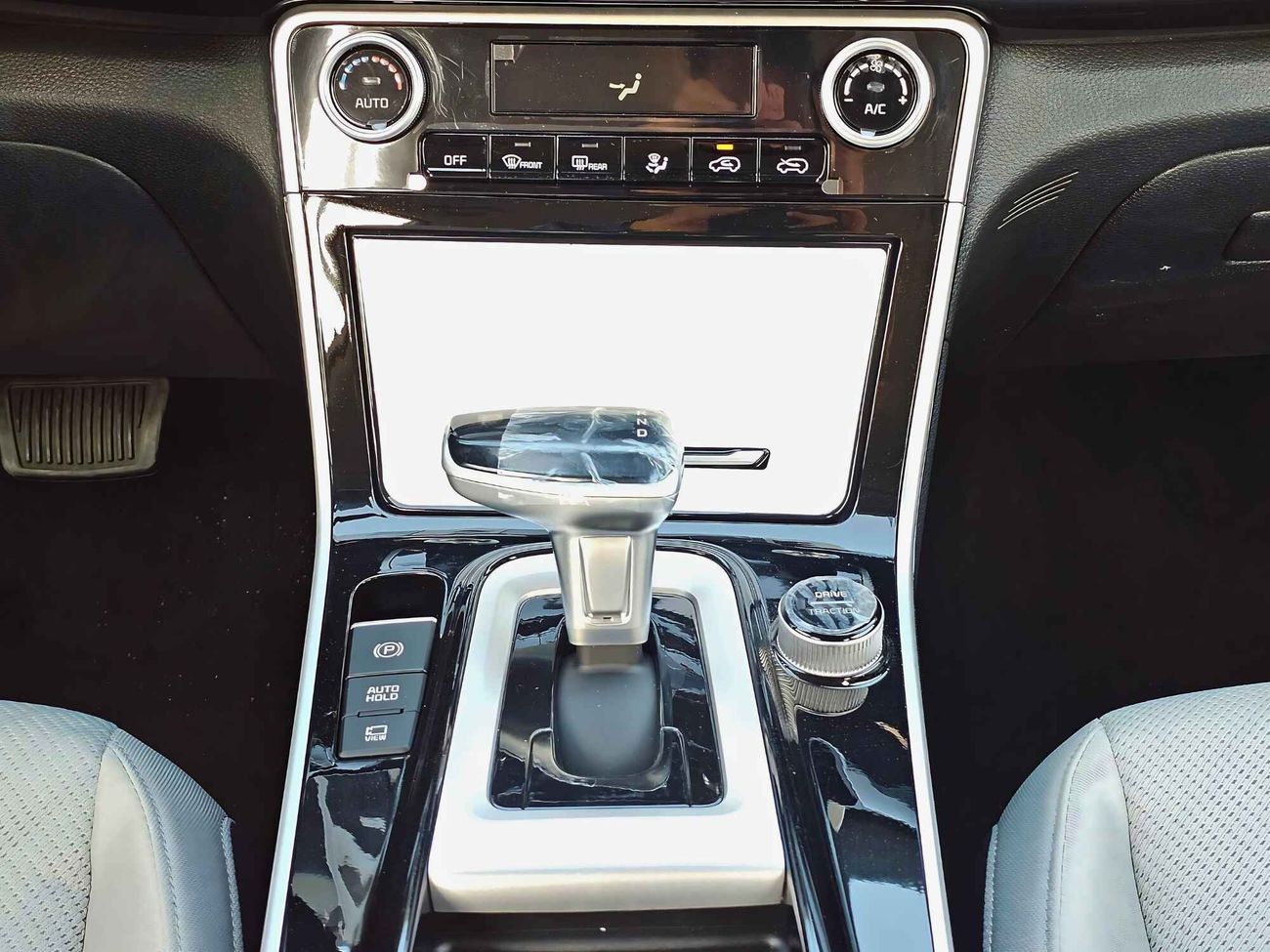 Kia Seltos DUAL TONE, 1.5L V4 PETROL, WITHOUT SUNROOF, DVD+ CAMERA (CODE # 68091)