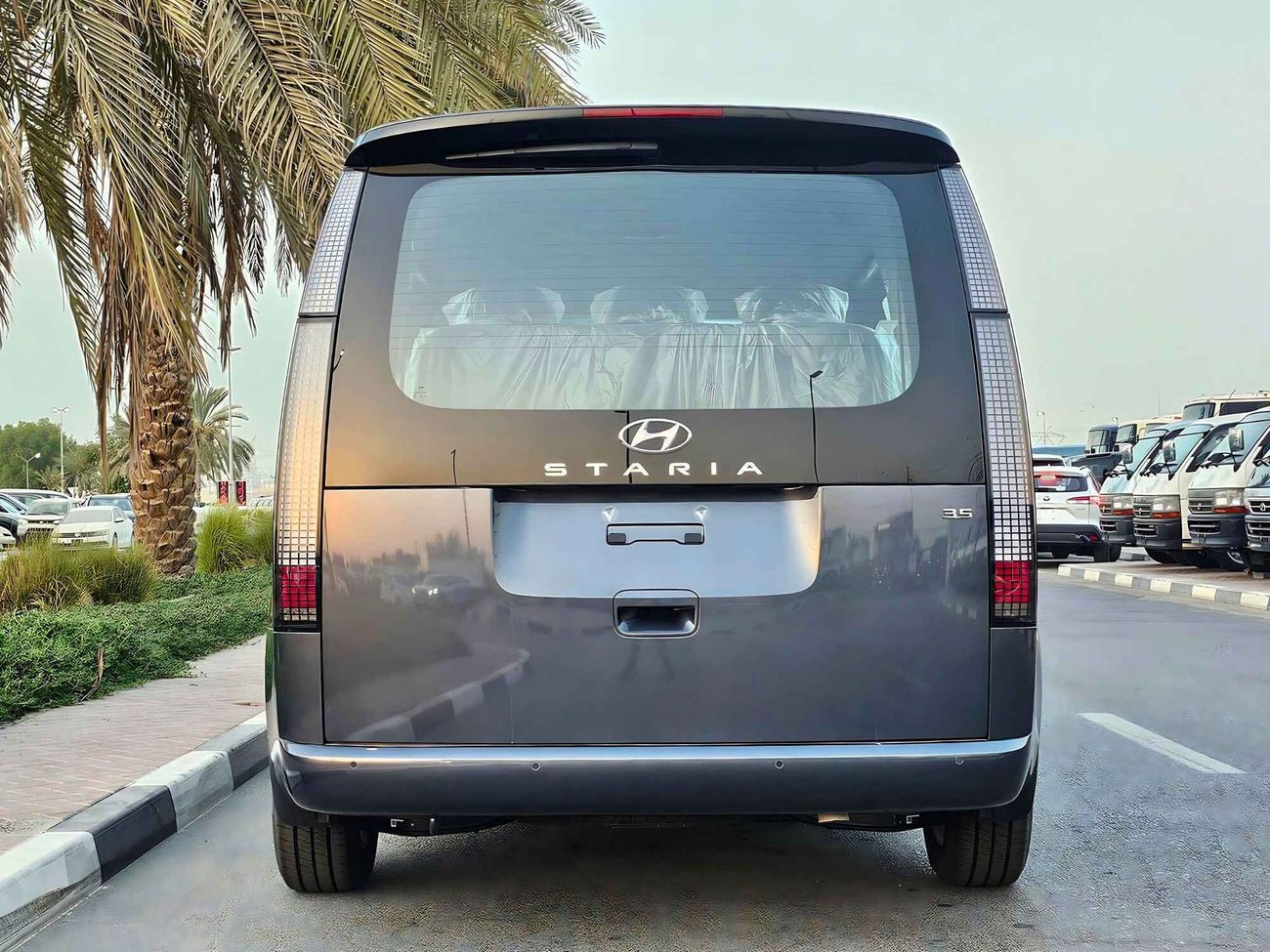 هيونداي ستاريا 3.5L V6  PETROL A/T / PUSH START / COMFORT 11 SEATER (CODE # 68029)
