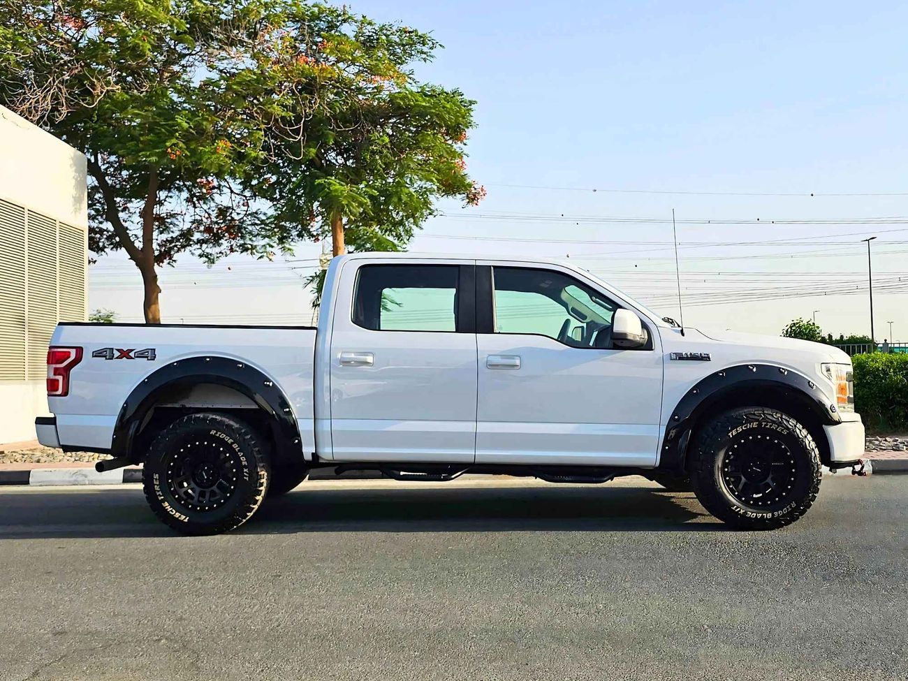 فورد F 150 XL/ GCC 4WD V8 5.0/ LOW MILEAGE/ METHOD RIMS/ NEW TYRES/ ROLL BAR/ LEATHER/ DVD CAMERA/ LOT#19551