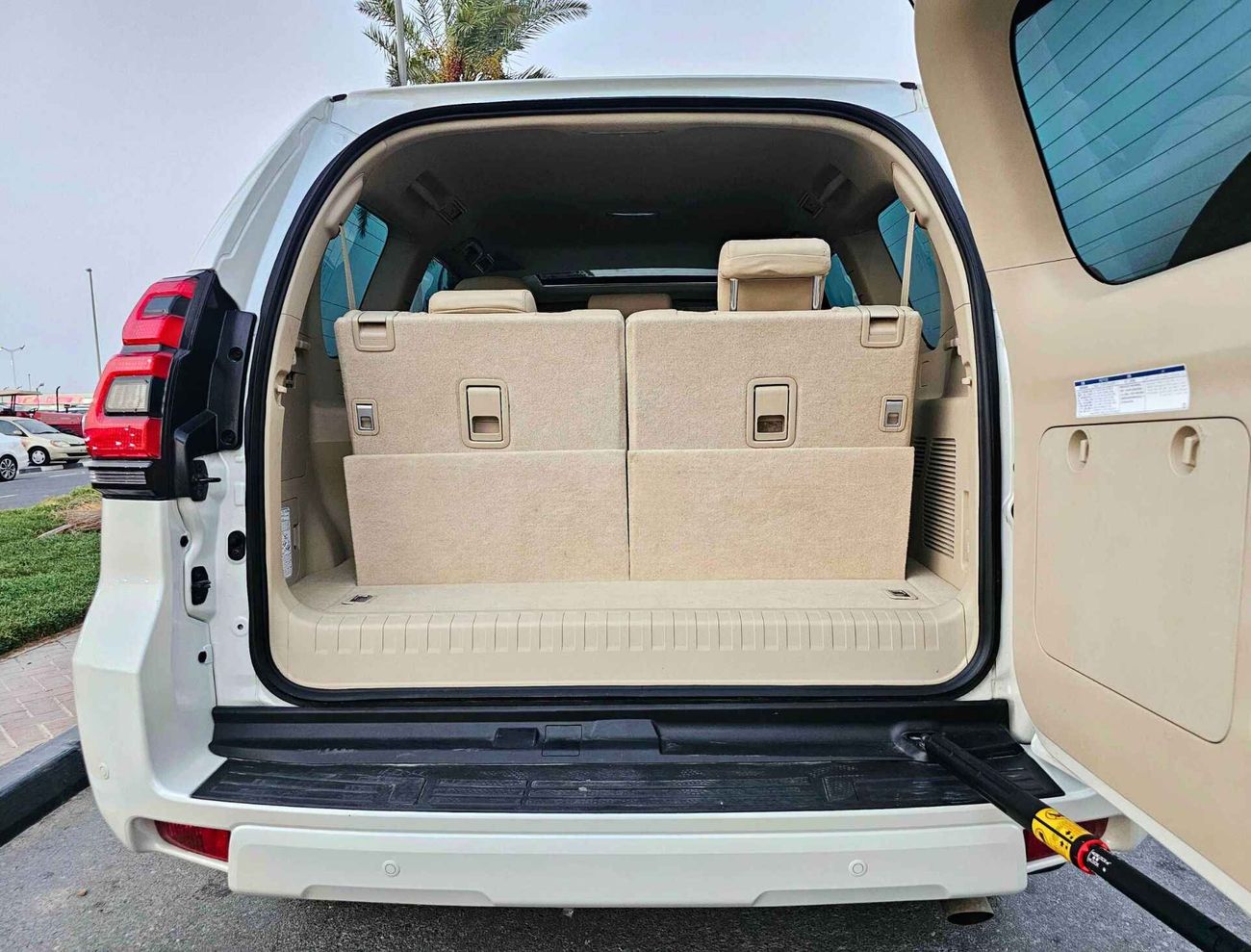 تويوتا برادو GXR V6/ SUNROOF/ ORG KMS/ ORG PAINT/ LEATHER SEATS/ 2198 MONTHLY/ LOT# 32638