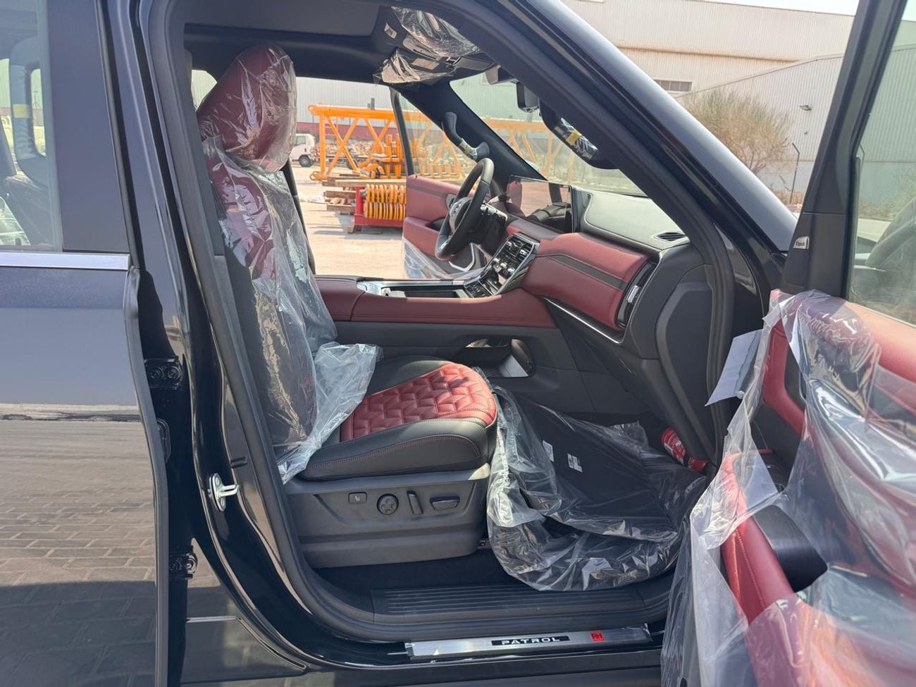 نيسان باترول LE بلاتينيوم سيتي (اللون الخارجي: أسود، اللون الداخلي: عنابي)