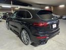 Porsche Cayenne Turbo S 4.8L (570 HP) 2016 | CARBON CERAMIC BRAKES (PCCB) | CARBON INTERIOR PACKAGE | SUNROOF