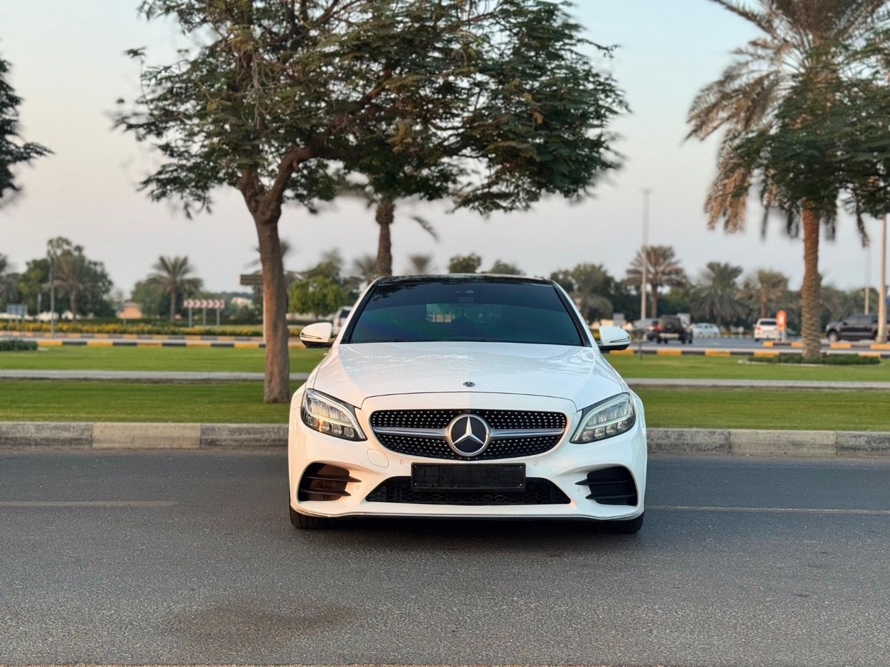 مرسيدس بنز C 200 MERCEDES C200 MODLE 2019 GCC SPACE FULL OPTION 360 CAMERA