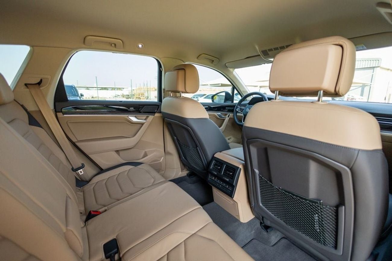 Volkswagen Touareg Atmosphere 3.0L Volkswagen Touareg 2023 GCC under Agency Warranty and Service Contract with Flexible