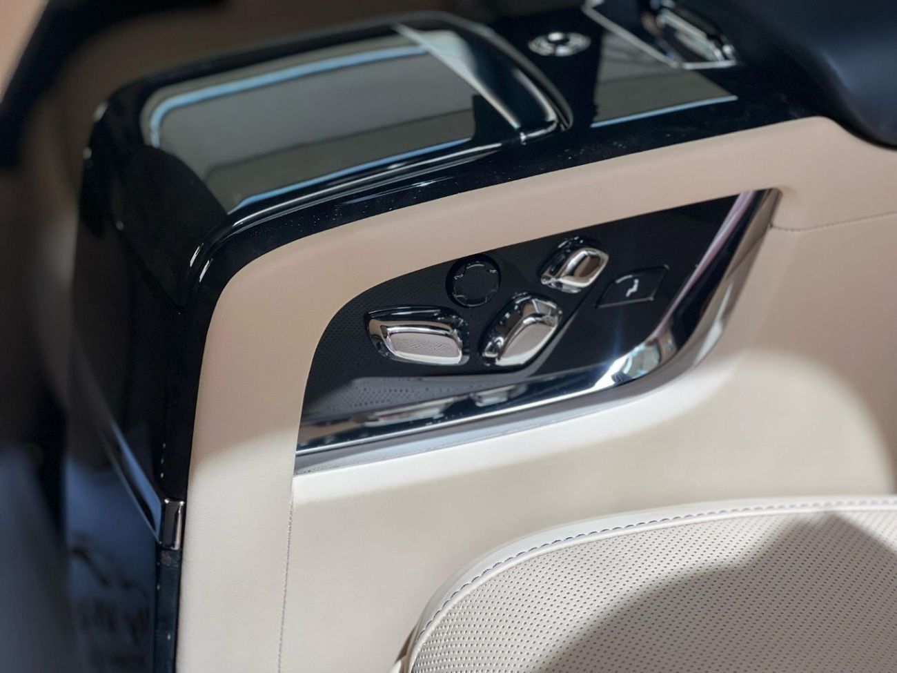 Rolls-Royce Cullinan ROLLS-ROYCE CULLINAN BLACK BADGE