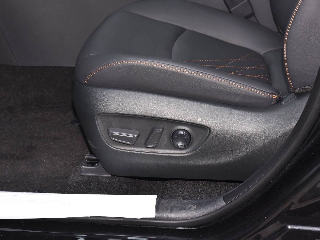 Toyota RAV4 1. 2025 RAV4 Hybrid Elite Plus: 2.5L E-Four AWD, 5.7L/100km fuel efficiency, Trail Mode for desert a