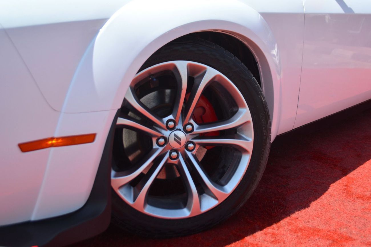 Dodge Challenger R/T 5.7L (370 HP) WHITE CLEAN V8 CAR IN BEST PRICE