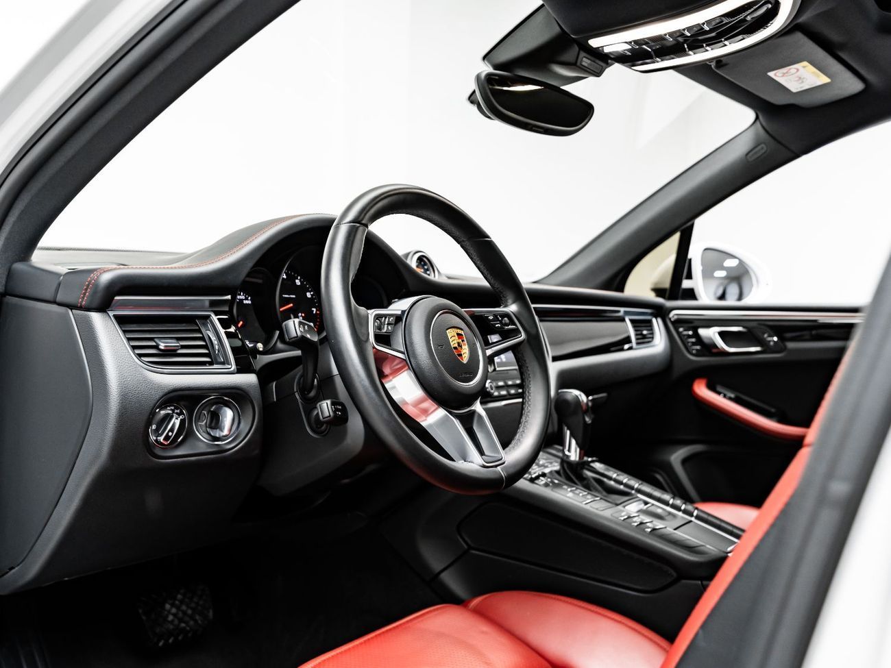 Porsche Macan Std 2.0L (260 HP) 2018 Porsche Macan, 1 Year Blackline Warranty, Full Service History, GCC