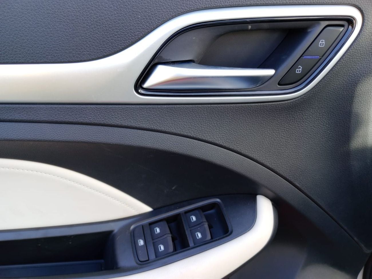 MG ZS Used MG ZS  luxury  1.5L Petrol SUV FWD silver  color 2023 Model