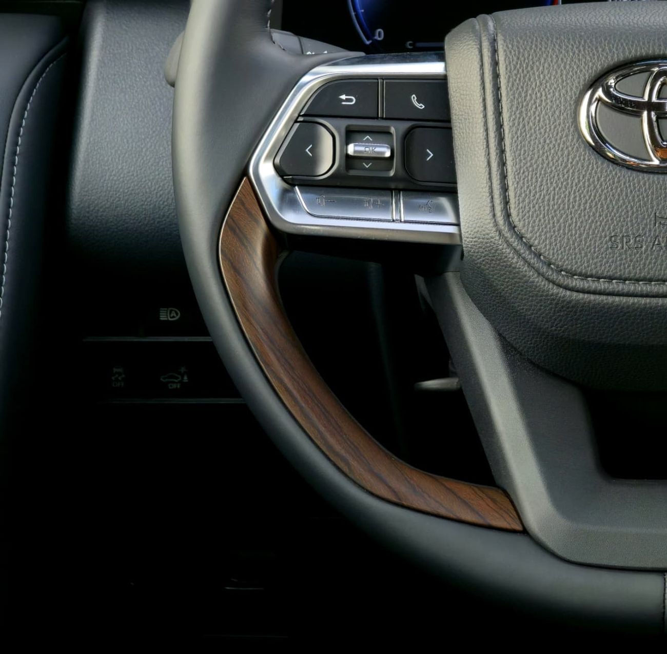 Toyota Land Cruiser LC300 VX 4.0 - HIGH OPTIONS - MEMORY SEAT - JBL SOUND SYSTEM - RADAR - 2025 MODEL - BLACK INSIDE BLA