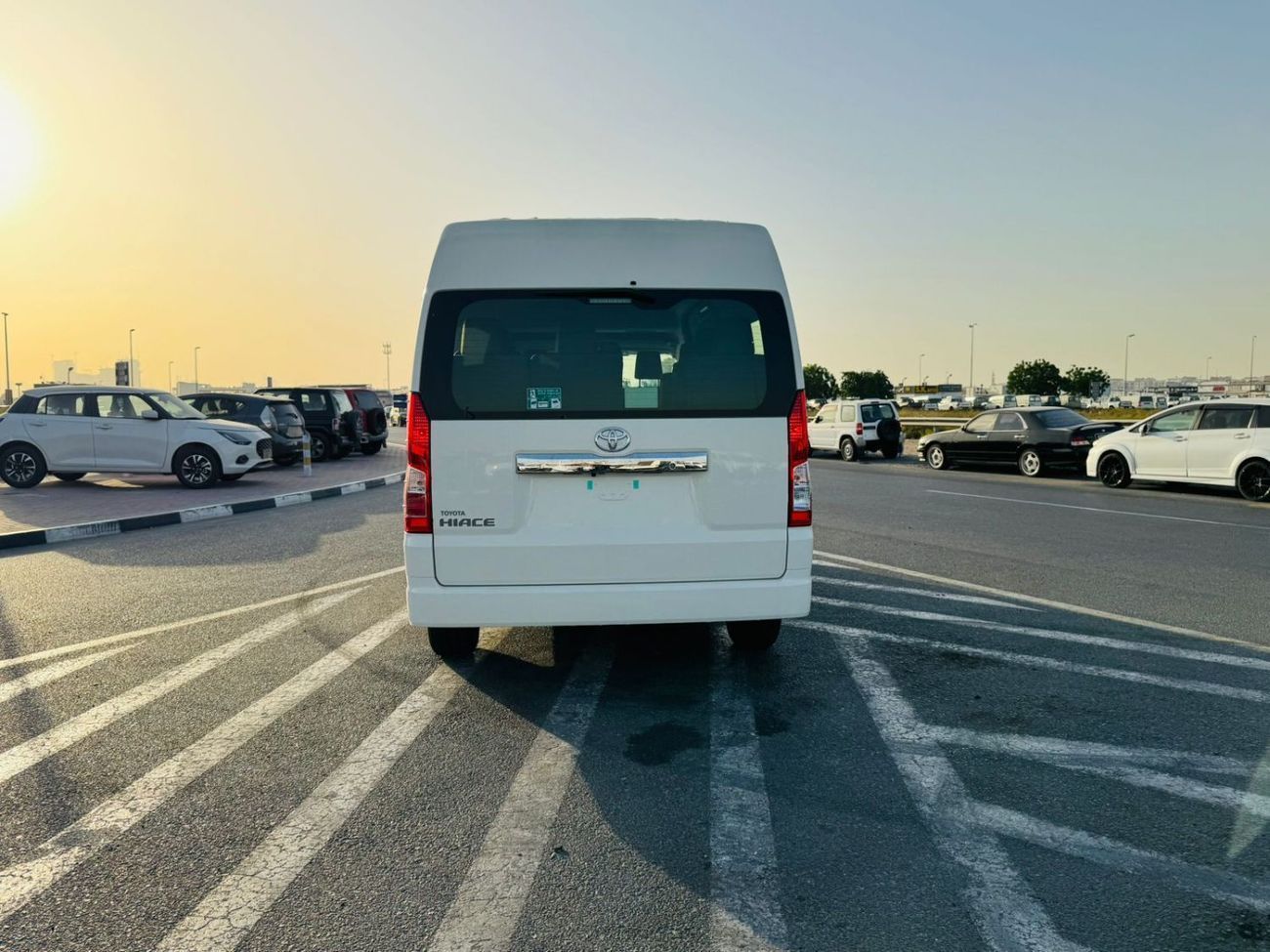 تويوتا هاياس Toyota Hiace Van 3.5L petrol A/T F/O WHITE COLOR