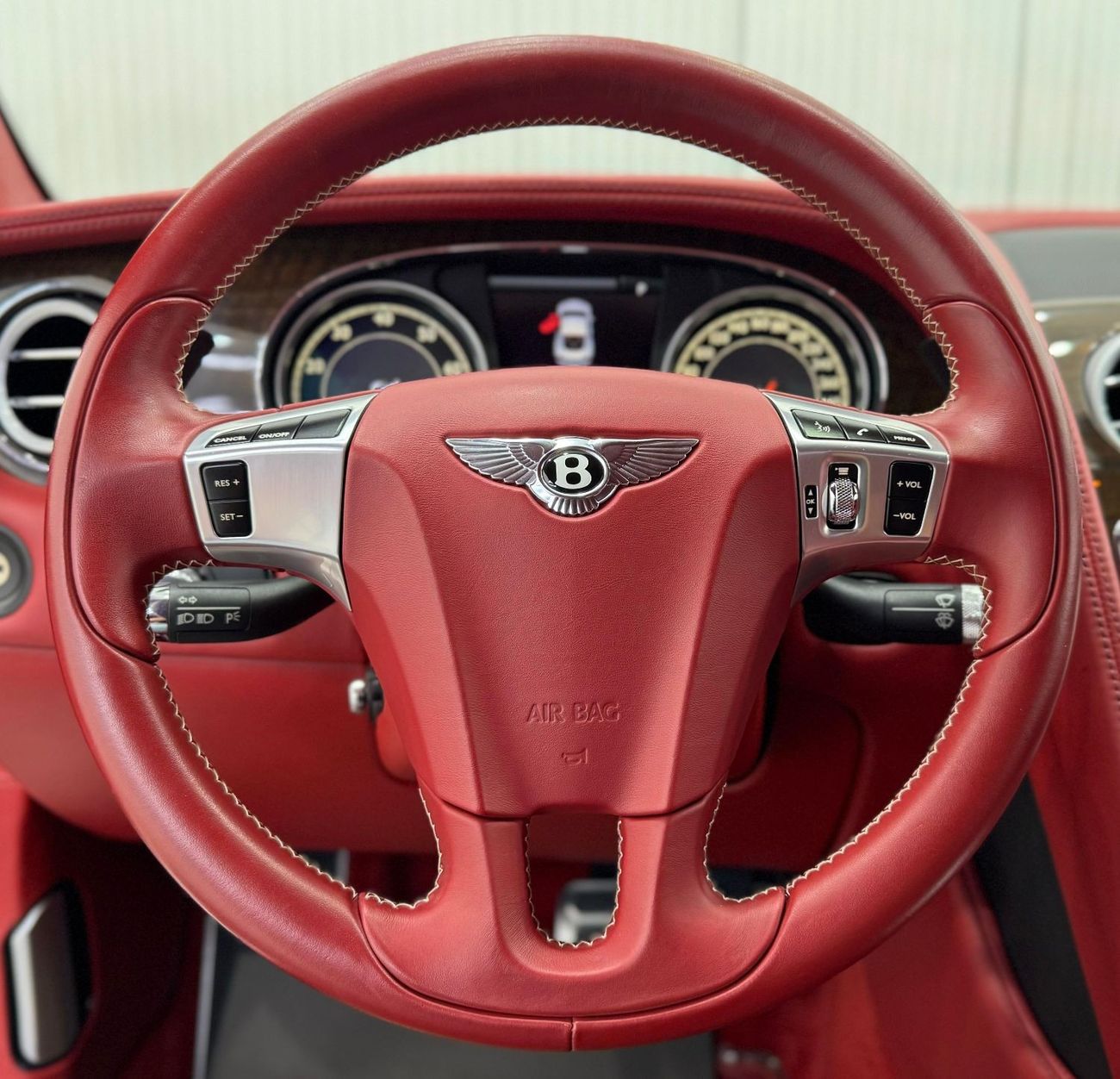 بنتلي كونتيننتال جي تي 2015 Bentley Continental GT V8, Full Service History, Very Low Kms, Excellent Condition, GCC