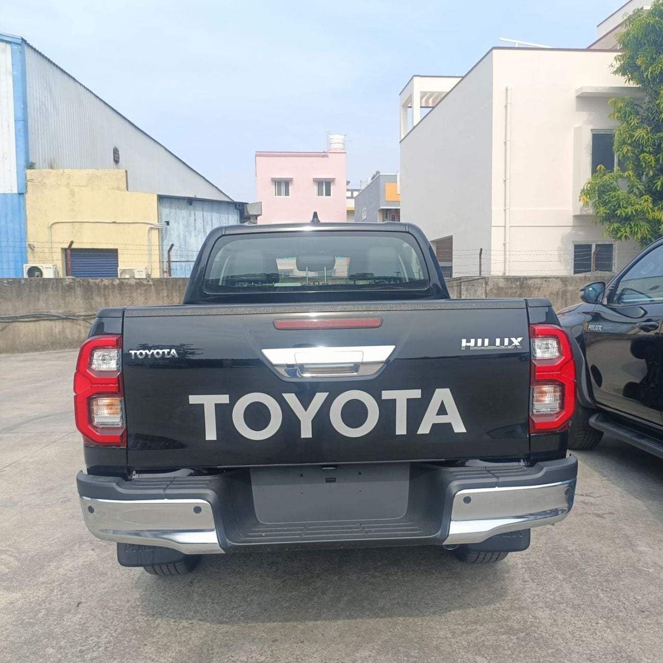 تويوتا هيلوكس DC 2.8L RIGHT HAND DRIVE DIESEL AUTOMATIC TRANSMISSION