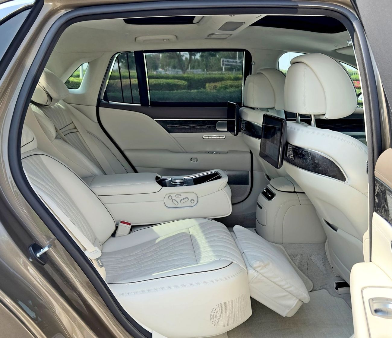 Genesis G90 2023 Genesis G90 3.5 Turbo E-Supercharged AWD, Dealer Warranty, GCC Specs (Carbon Package Int)