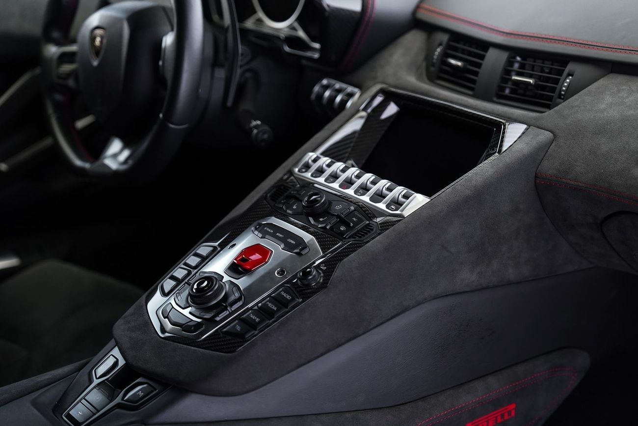 لامبورغيني أفينتادور 6.5L V12 Aventador Roadster Pirelli Edition