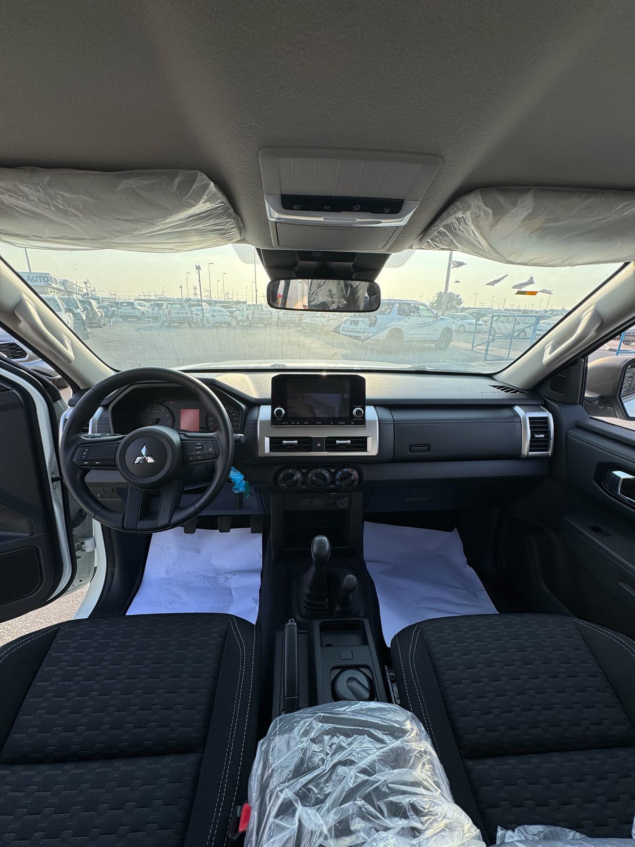 Mitsubishi L200 GL Double Cab Petrol 2.4L Mitsubishi L200 2.4L Full Option EXPORT ONLY!!!