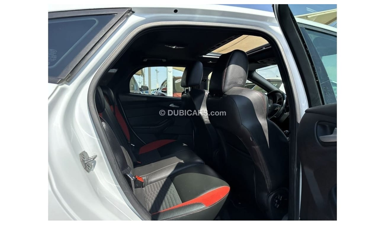 Ford Focus ST ACCIDENTS FREE - GCC - ORIGINAL PAINT - FULL OPTION - MANUAL GEAR - PERFECT CONDTION INSIDE OUT