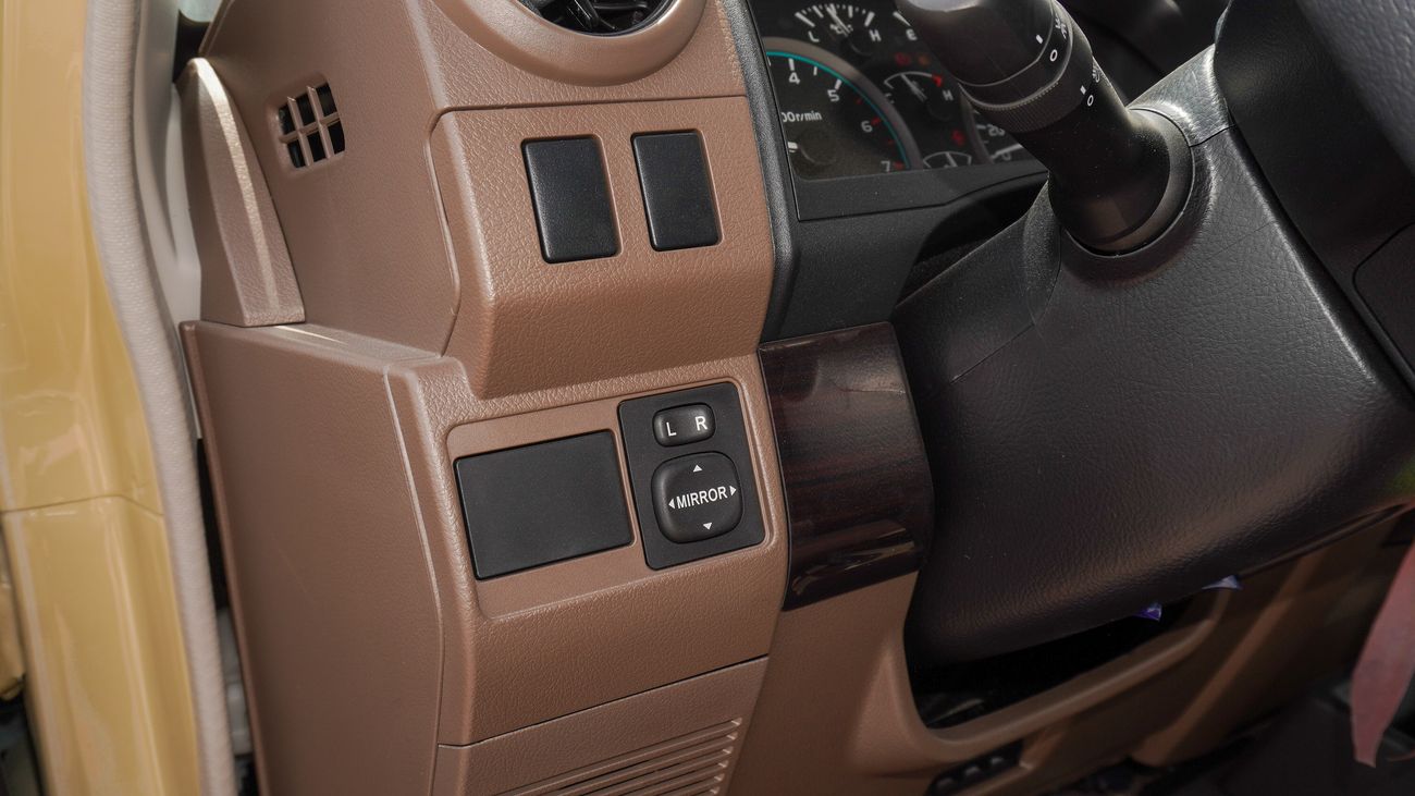 Toyota Land Cruiser 70 LX 4.0L M/T