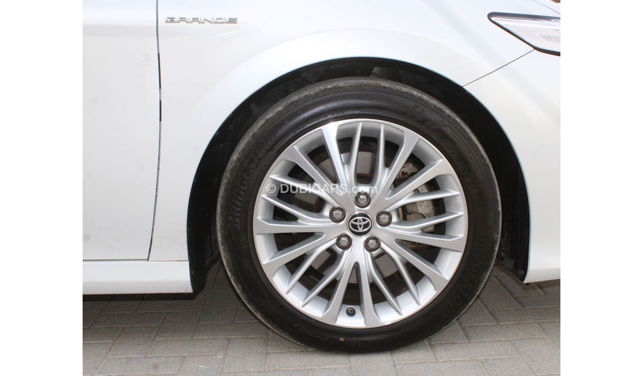 Toyota Camry SE+ TOYOTA CAMRY 2020 WHITE GCC FULL OPTION  EXCELLENT CONDITION WITHOUT ACCIDENTS