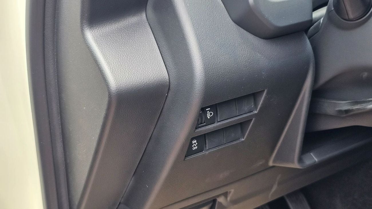 تويوتا لاند كروزر GXR WHITE-BLACK ELECTRIC DRIVER SEATS