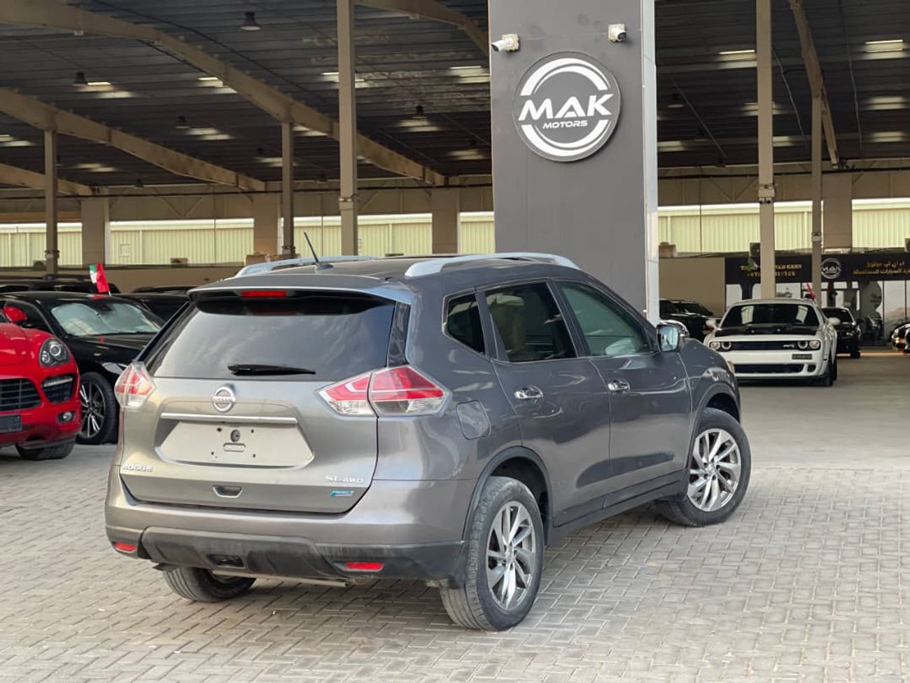 نيسان روج SL / V4 2.5 لتر / فتحة سقف بانورامية / شاشة كبيرة / دفع رباعي / جنوط / بحالة ممتازة