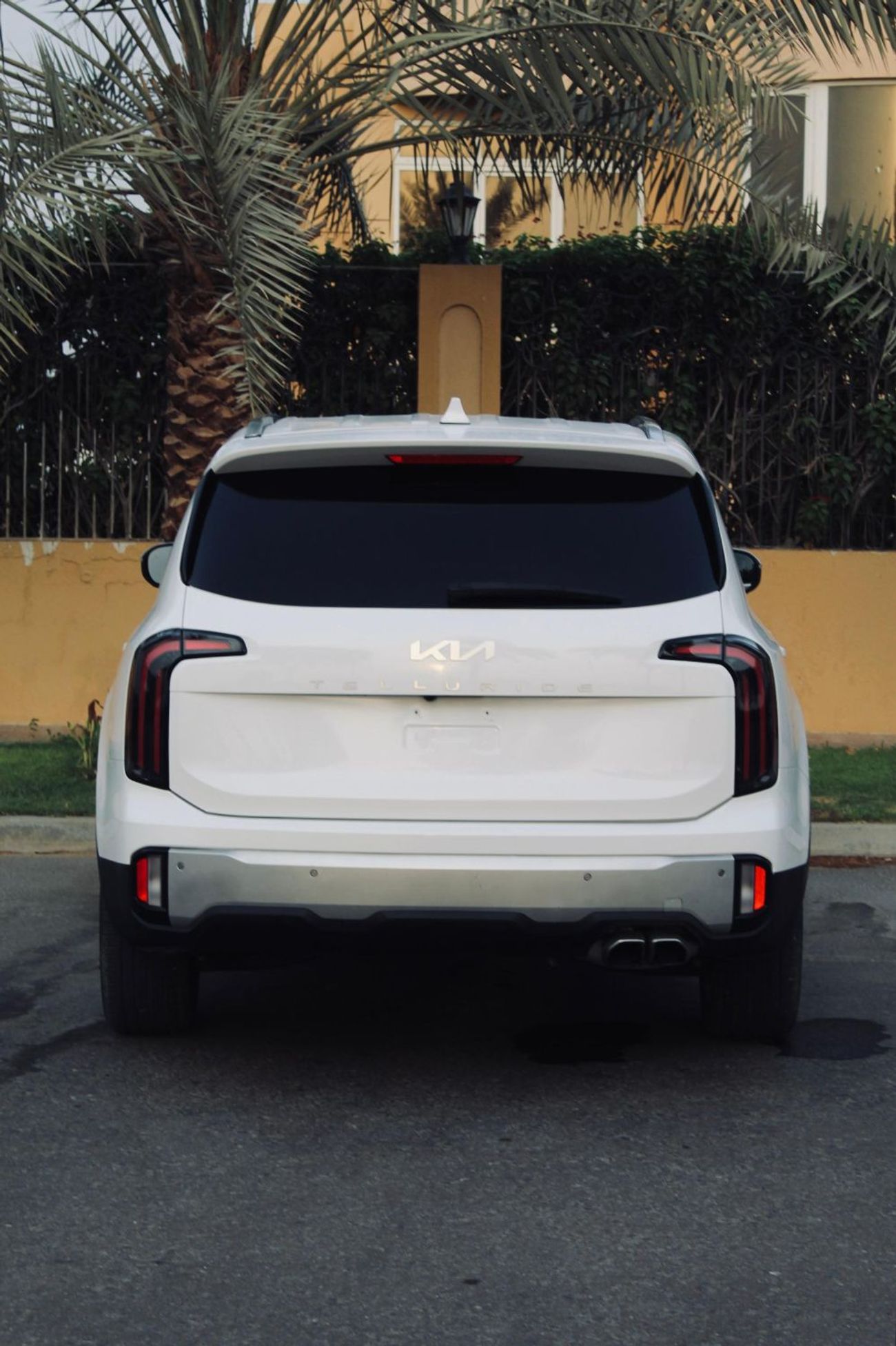 كيا تيلورايد The Kia Telluride is a popular 3-row, 7-8 seater midsize SUV, recognized for its luxurious, upscale 