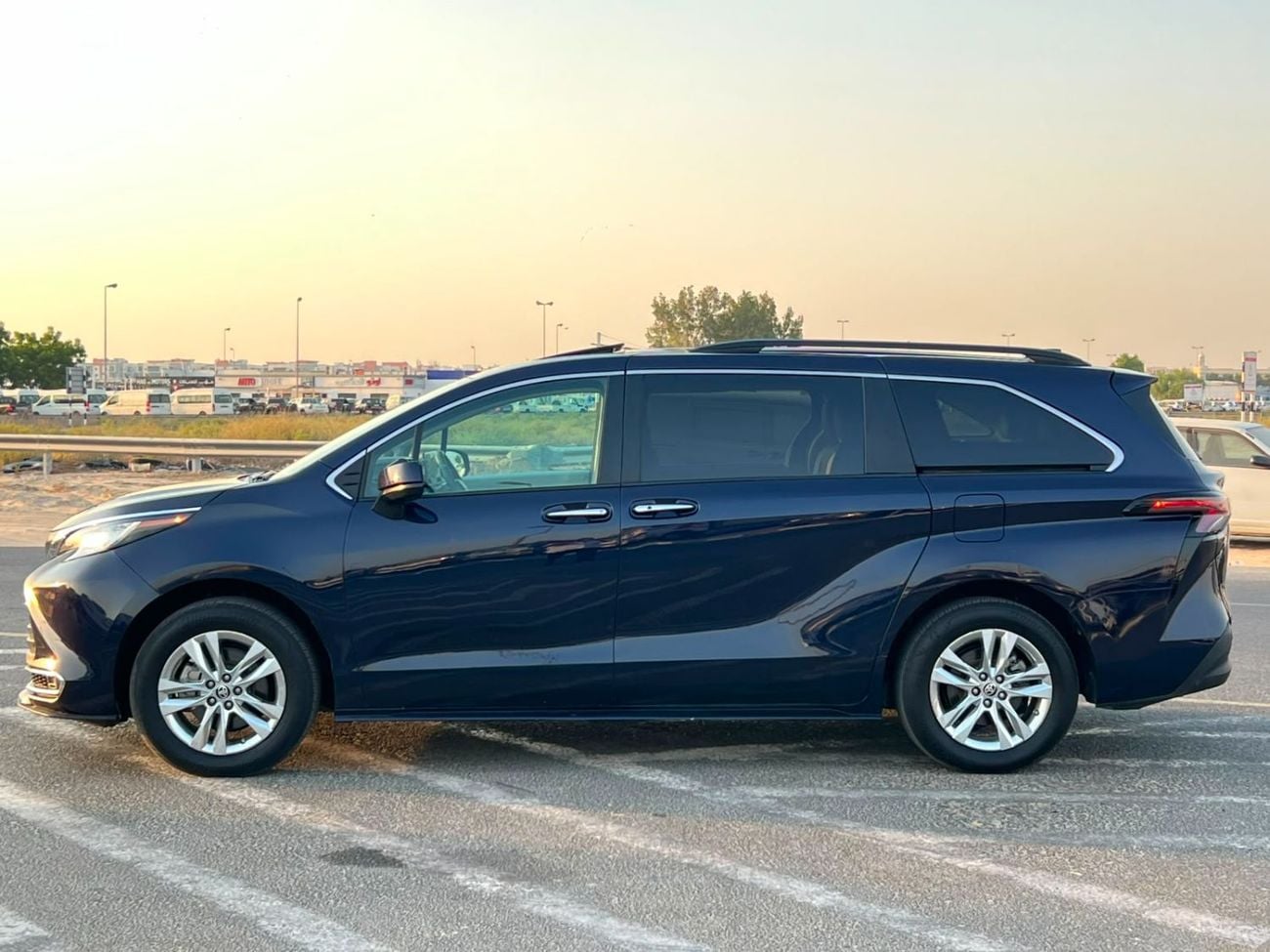 تويوتا سيينا  2024 Toyota Sienna XLE Hybrid Full Option 2.5L V4 - 7 Seater Doors Full Auto With Radar - Rear Camer