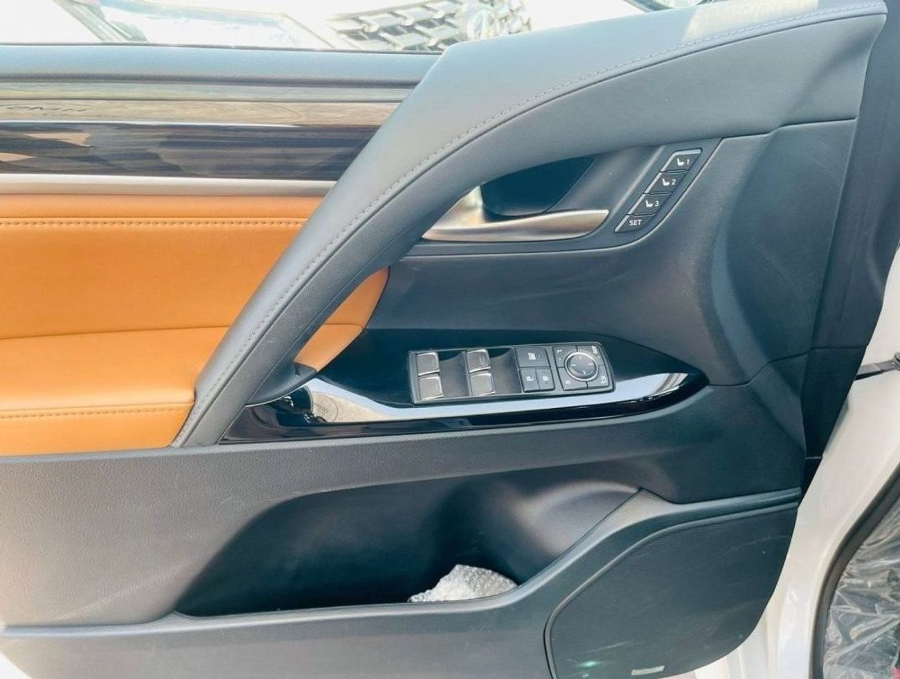 Lexus LX 570 LEXUS LX570 4 YEARS WARRANTY FROM ALFUTTAIM