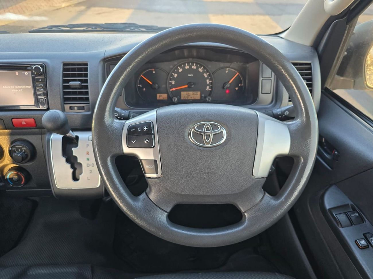 تويوتا هاياس TOYOTA HIACE COMMUTER VAN RHD 2018 MODEL 3.0 L DIESEL AUTOMATIC(PM22105)