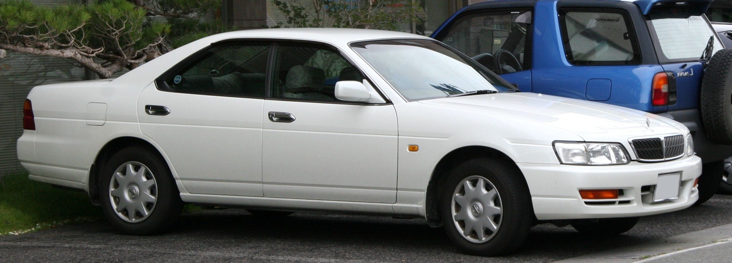 Nissan Laurel exterior - Side Profile
