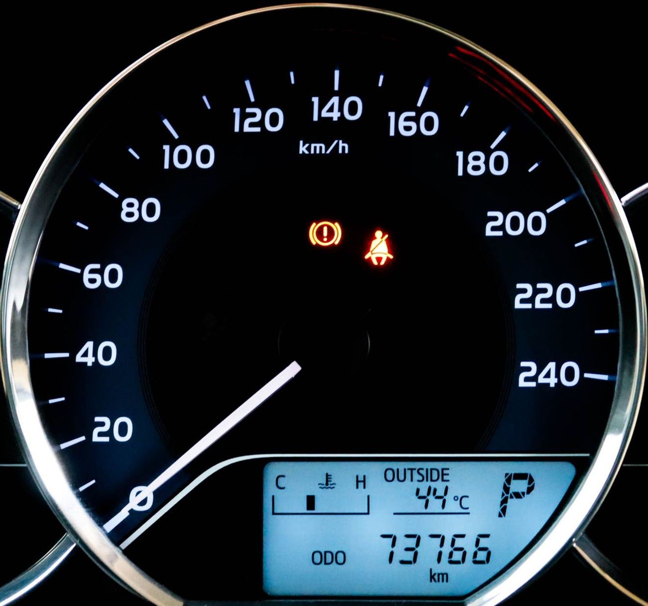 تويوتا كورولا سيارة تويوتا كورولا SE (E170) موديل 2017، سيدان بأربعة أبواب، محرك بنزين سعة 1.6 لتر، ناقل حركة أوتو