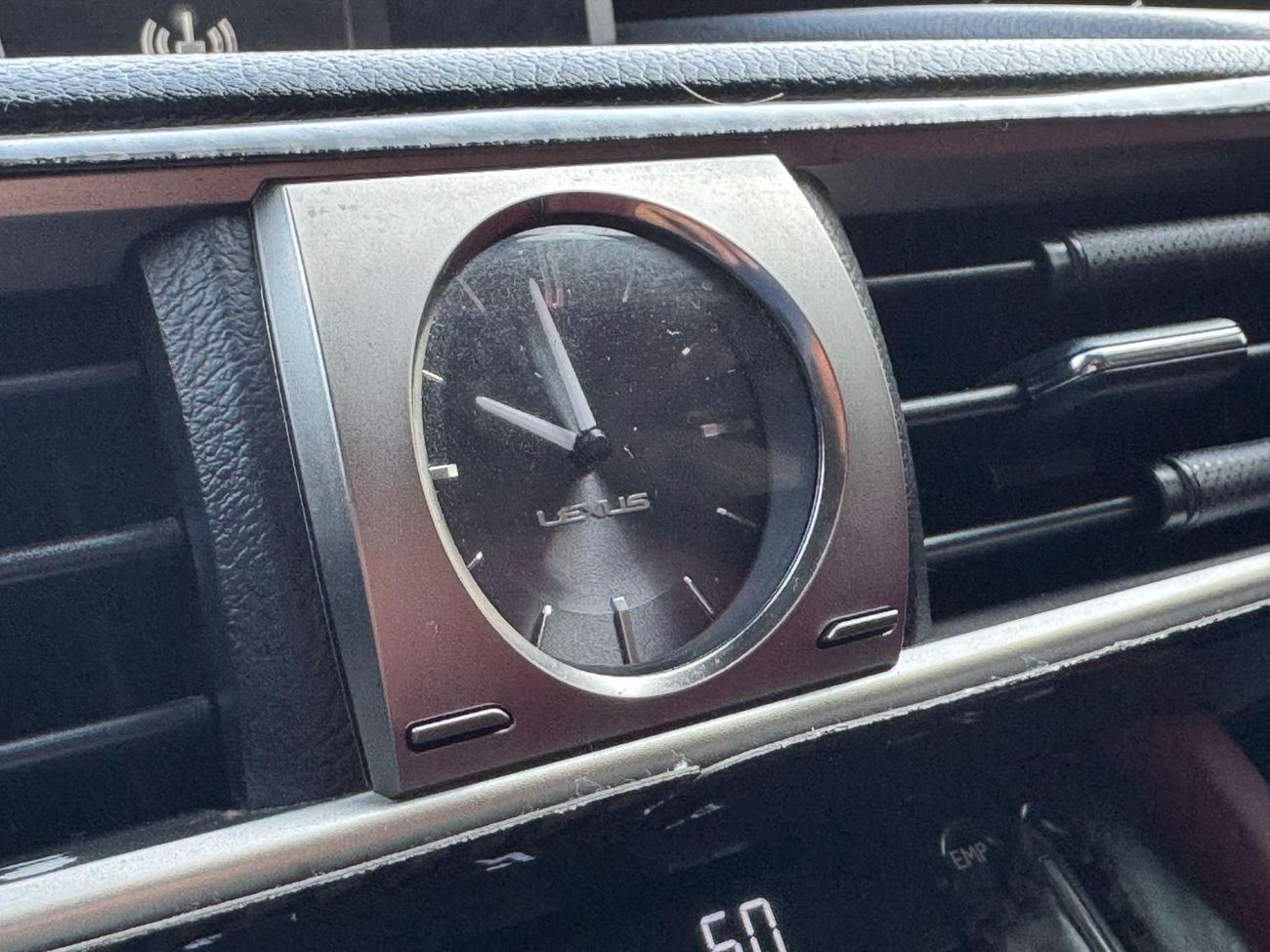 لكزس IS 350 محرك V6 سعة 3.5 لتر / طقم F-SPORT / استهلاك منخفض للموارد / رادار / قراءة المسار / مقاعد تبريد وتدفئ