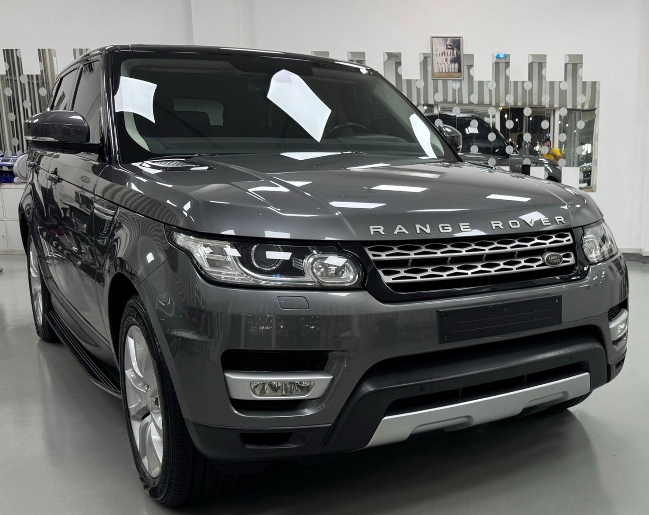 Land Rover Range Rover Sport GCC .. FSH .. V6 .. HSE .. 7 Seats .. DVD .. Top Range