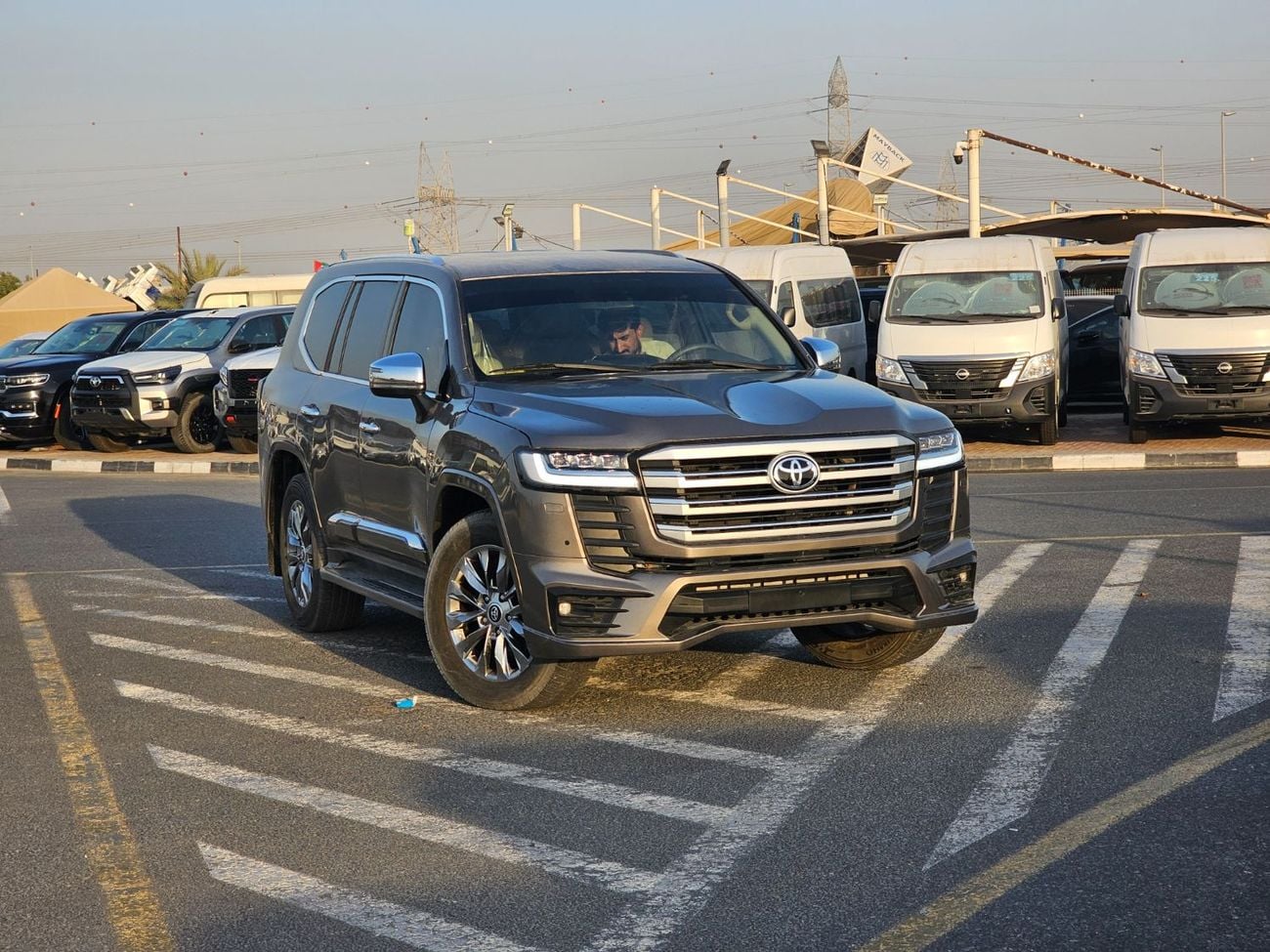 تويوتا لاند كروزر GXR 4.5L 1VD-FTV V8 Diesel Engine facelifted to 2025 model Automatic Gear 4WD 7 seater 5 Door