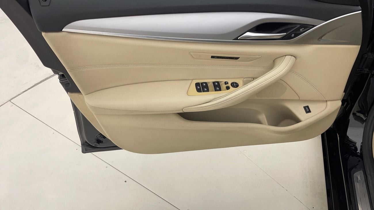 بي أم دبليو 520i EXCLUSIVE 2 | بدون دفعة مقدمة | اختبار القيادة في المنزل