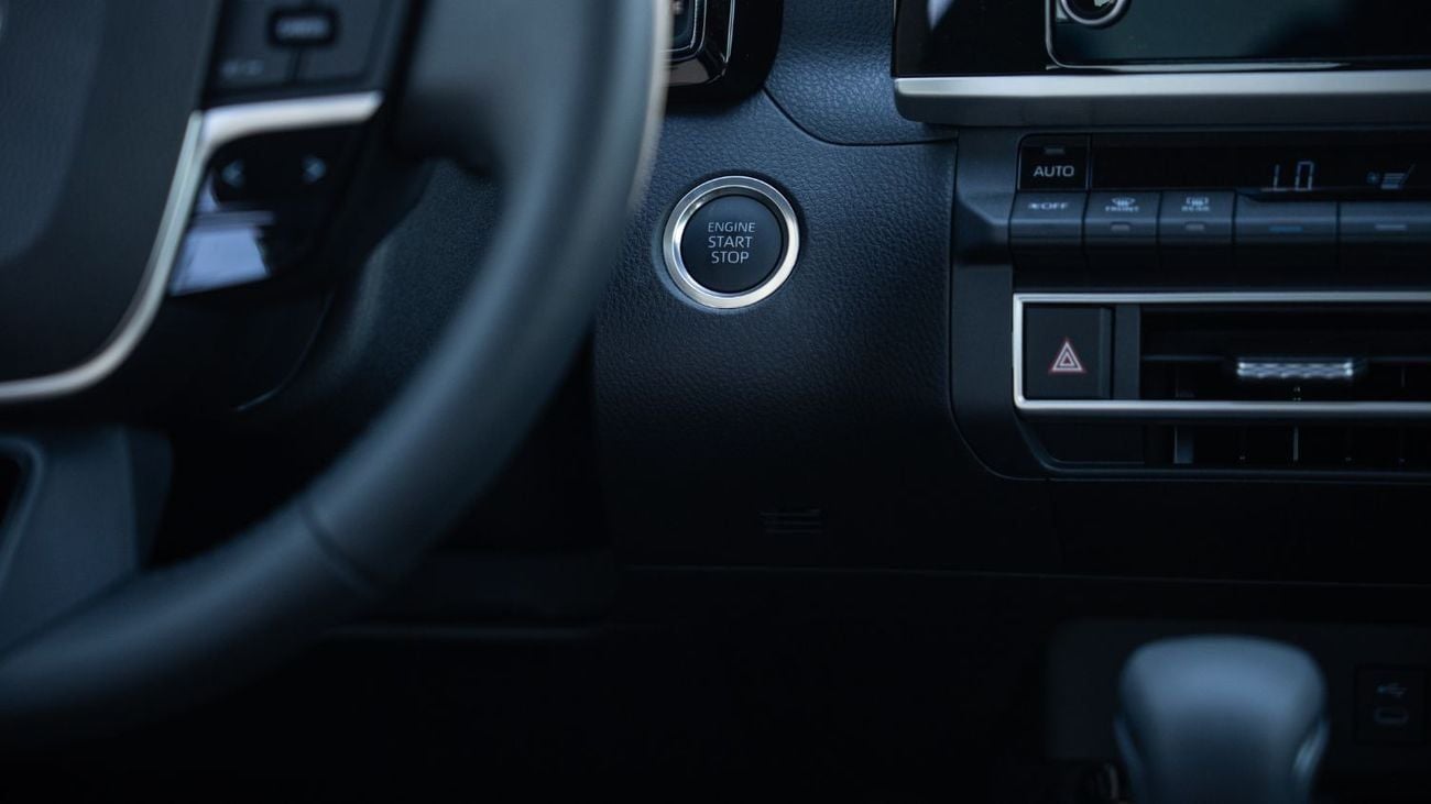 تويوتا كامري LE 2.5L - Black Inside Black