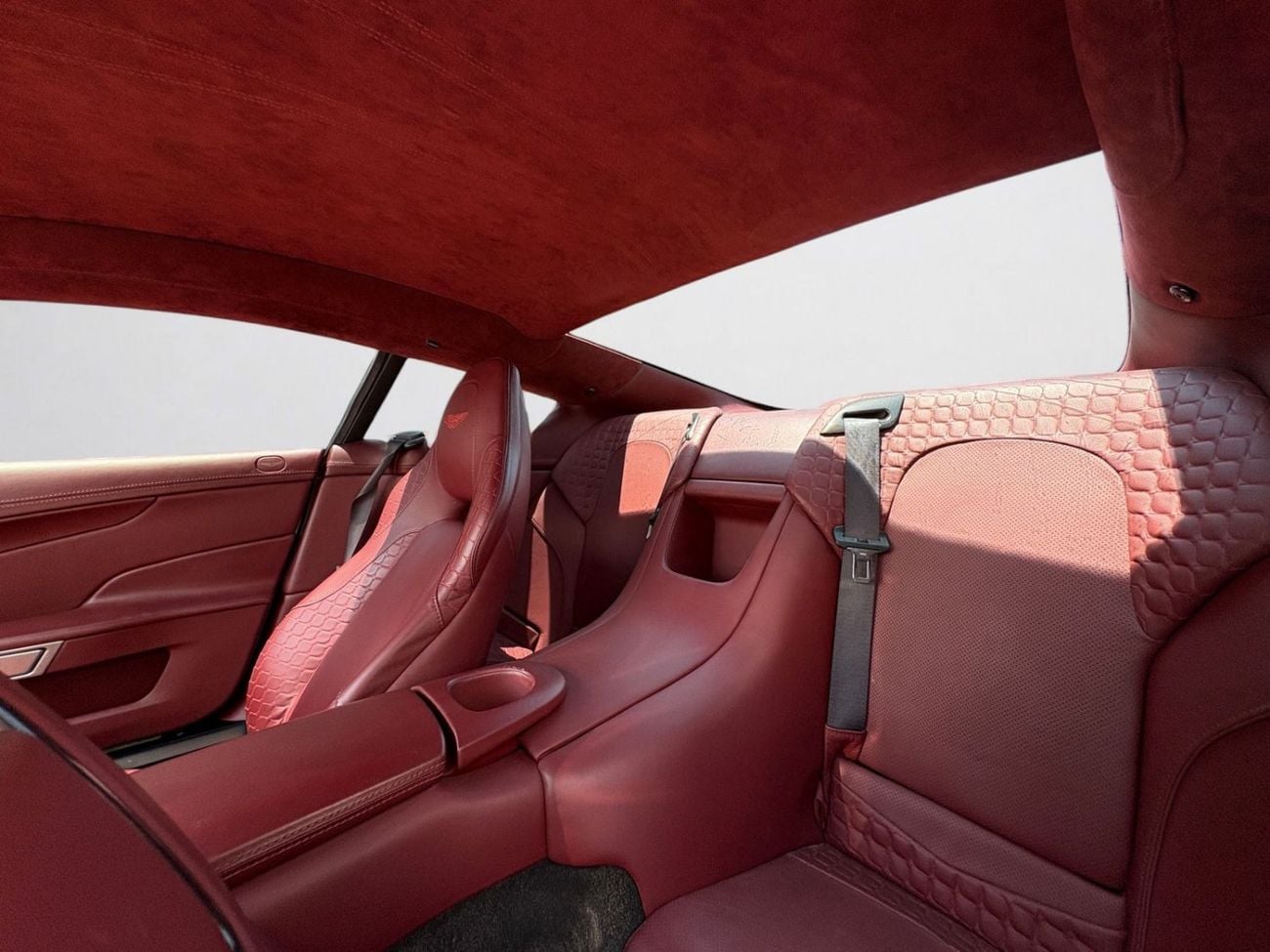 أستون مارتن فانكويش STD ASTON MARTIN VANQUISH | V12 | 2014 | GCC SPECS