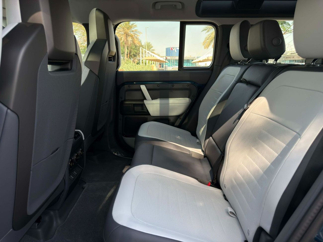 Land Rover Defender GCC SPEC BRAND NEW UNDER WARRANTY AND SERVICE