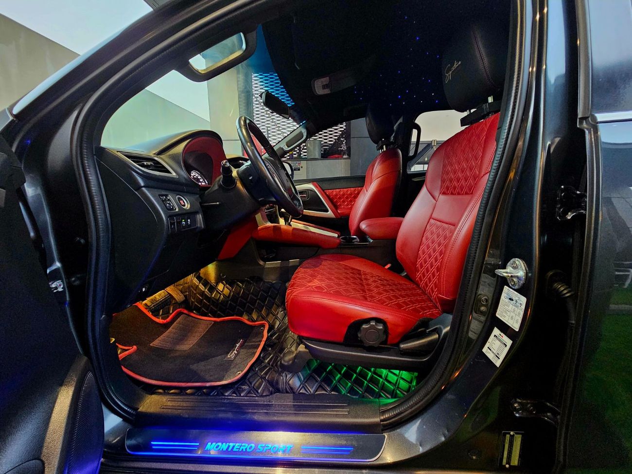 ميتسوبيشي مونتيرو سبورت SIGNATURE EDITION/ STAR LIGHTING/ RED INTERIOR/ LOW MILEAGE