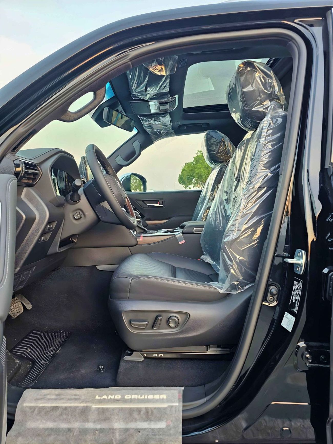 Toyota Land Cruiser VX TWIN TURBO / 3.5L V6 / JBL SPEAKERS / BIG DVD / FULL OPTION (CODE # VX)