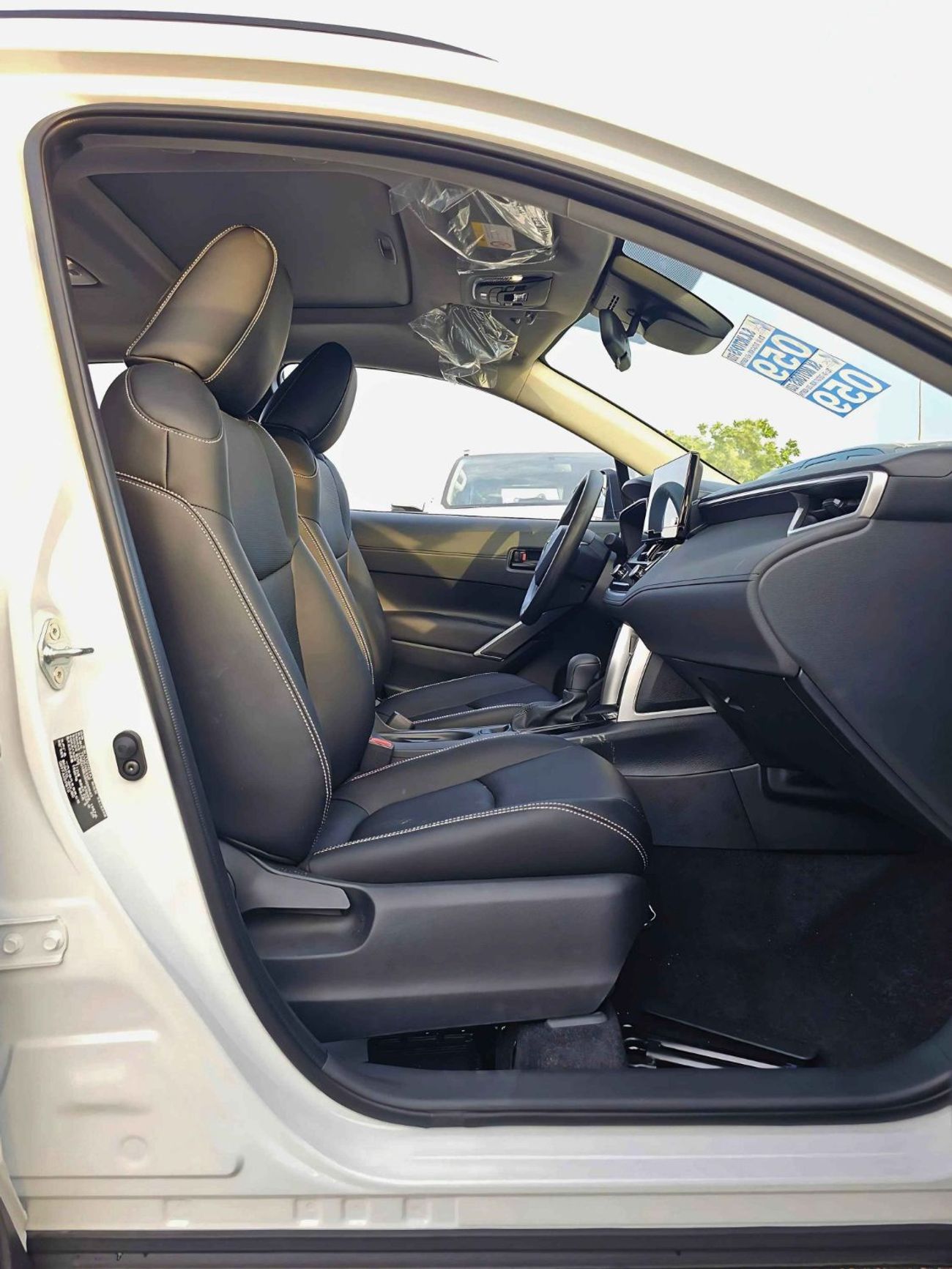 Toyota Corolla Cross HYBRID FULL OPTION / 2.0L V4 / LEATHER + ELECTRIC SEAT / MUD GUARD /SUNROF / CODE # HYBRID