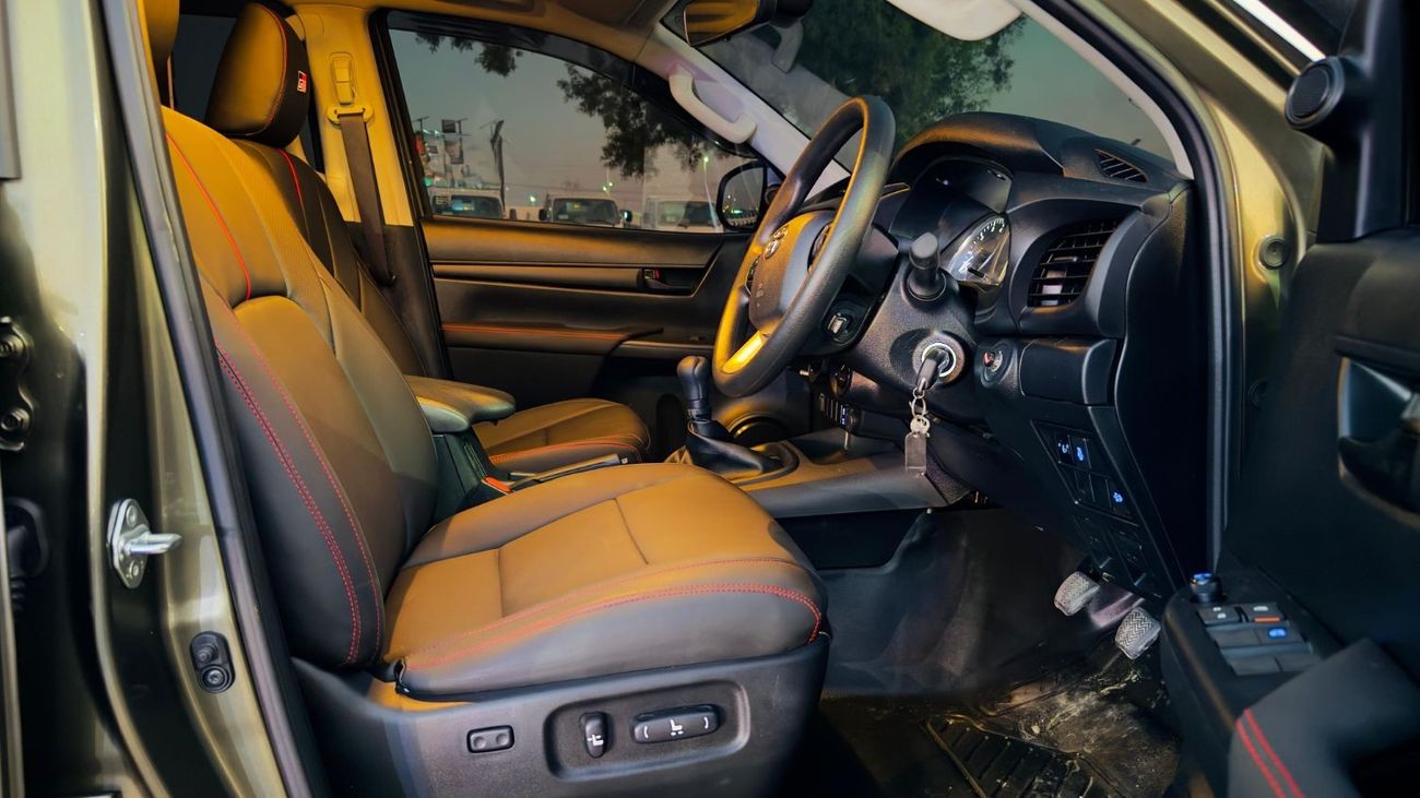 تويوتا هيلوكس OFF-ROAD MODIFIED | AWNING CAMPING TENT | 2.8L DIESEL | MT | 2023 | REAR VIEW CAMERA