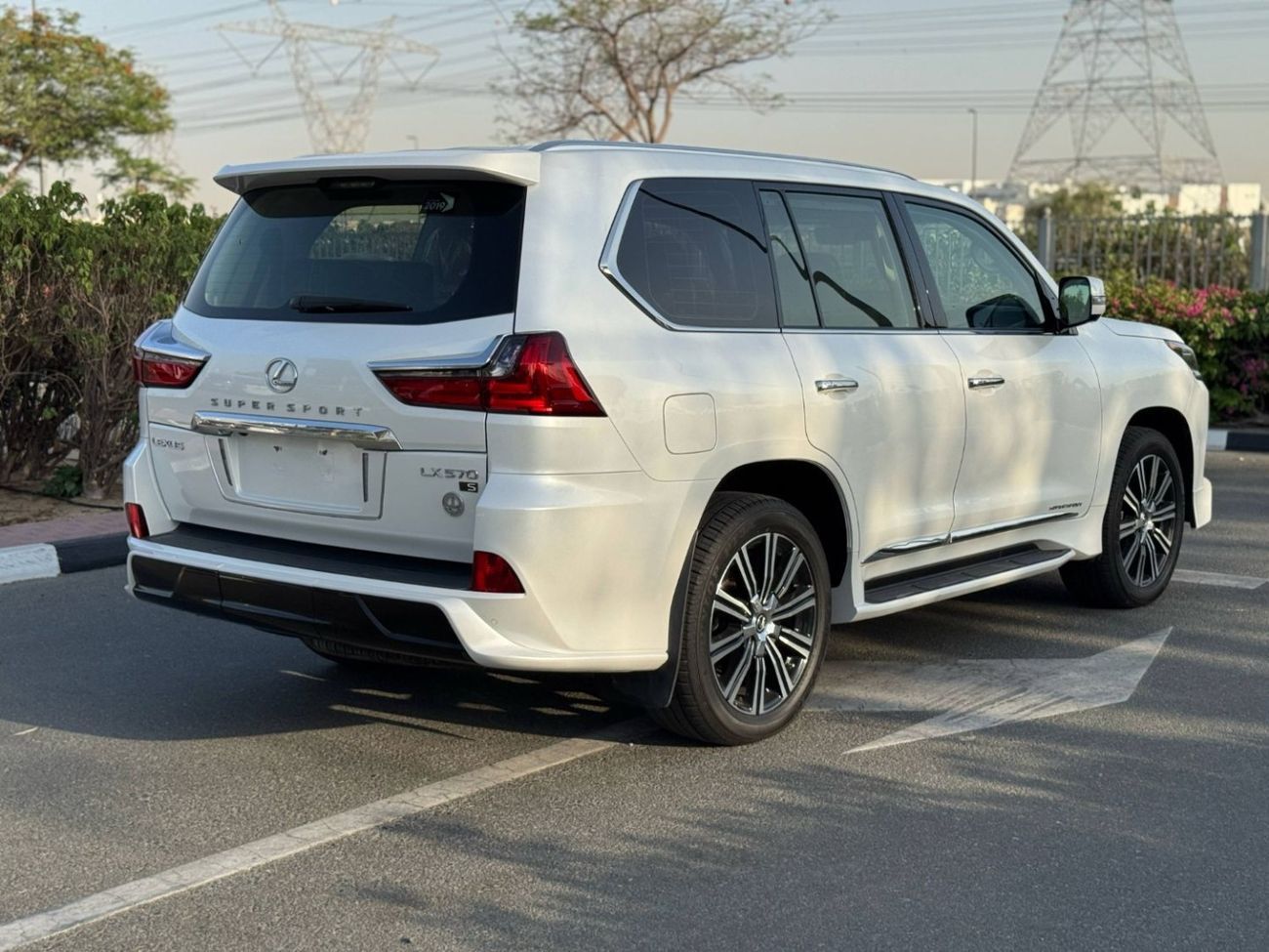 Lexus LX 570 Signature 5.7L GCC SPEC NEAT AND CLEAN LESS KILOMETER
