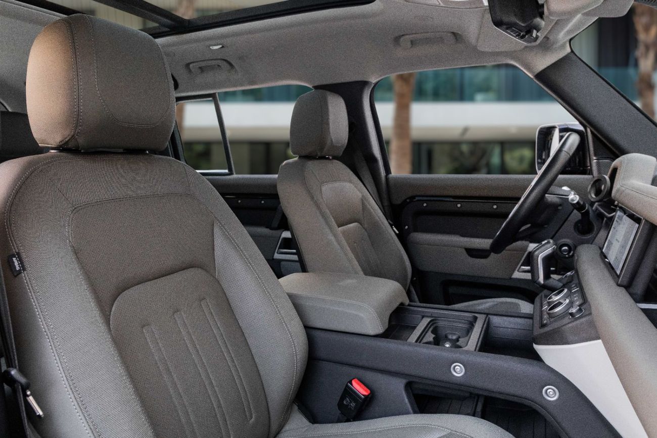 Land Rover Defender Defender P400 SE | 5,288 P.M | 0% Downpayment | AGENCY WARRANTY | ONE OWNER