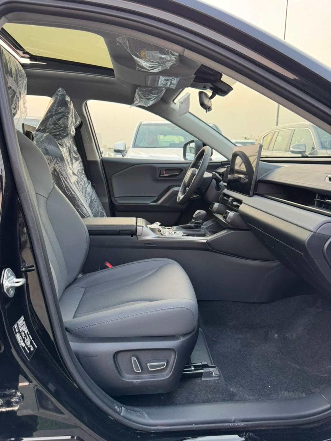 تويوتا راف ٤ LUXURY HEV (NON GCC) LUXURY || 2.0L PETROL V4 | RADAR | PANORAMIC ROOF | REAR ENTERTAINMENT SCREEN | FULL OPTION (CODE #