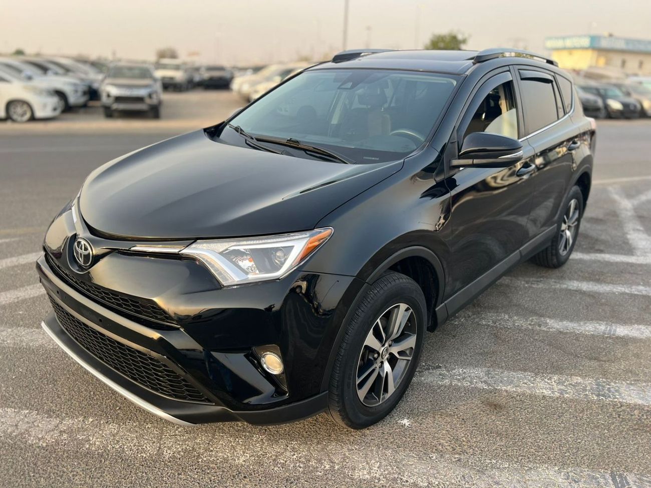 Toyota RAV4 2017 Toyota Rav4 XLE 2.5L V4 Mid Option - Sunroof - Rear Cam - Auto Trunk