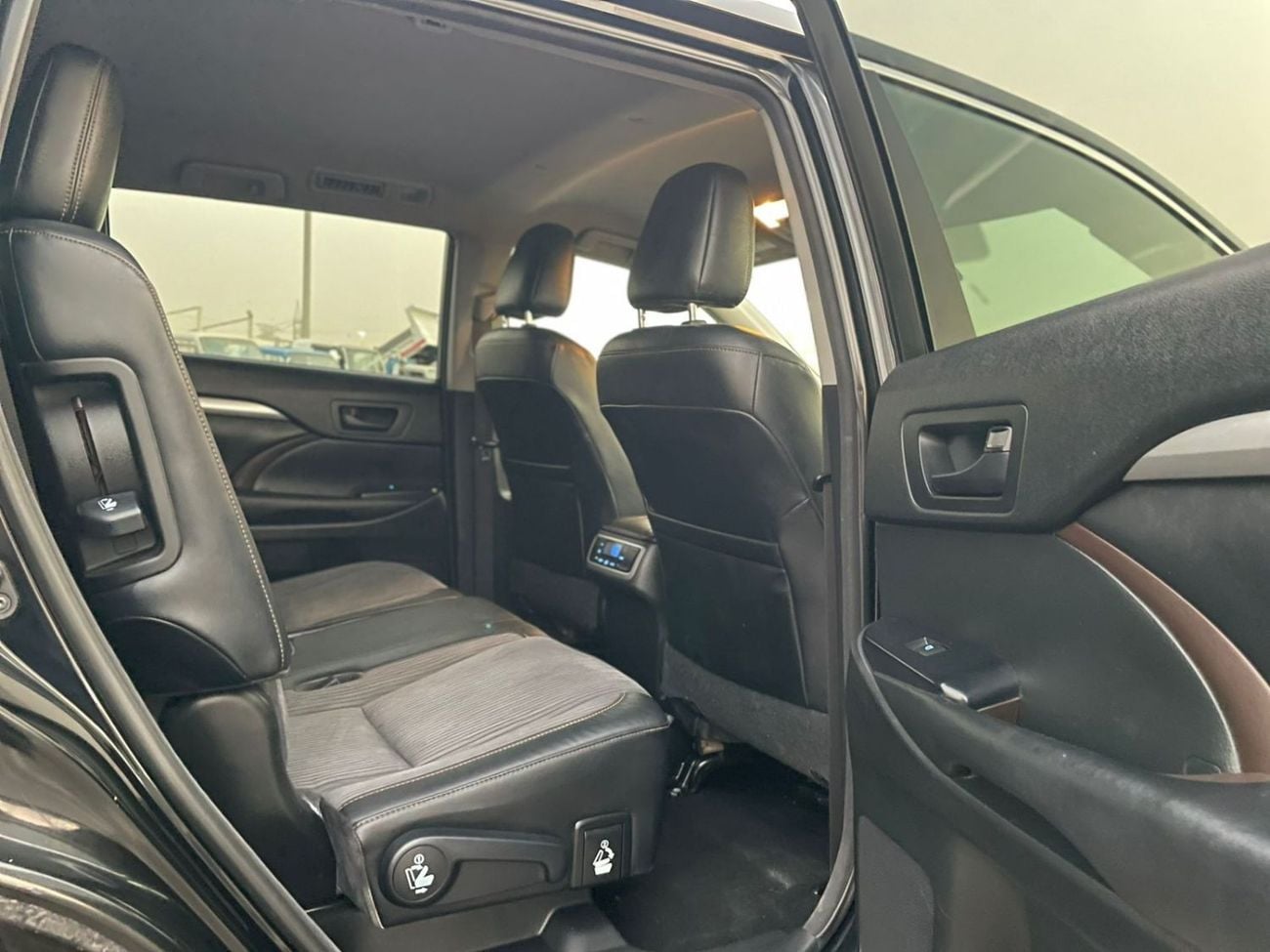 Toyota Highlander LE (NON GCC) 2017 Toyota Highlander MidOption - 3.5L V6 - 4x4 AWD - Full 7 Seater - Trunk Auto